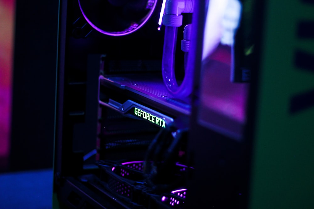 Un primer plano de una computadora con una luz púrpura