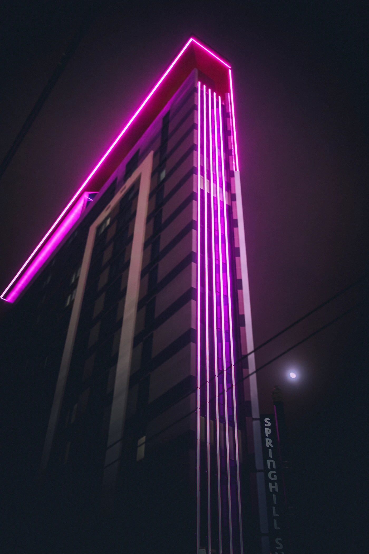 Architecture éclairée de lumière violette