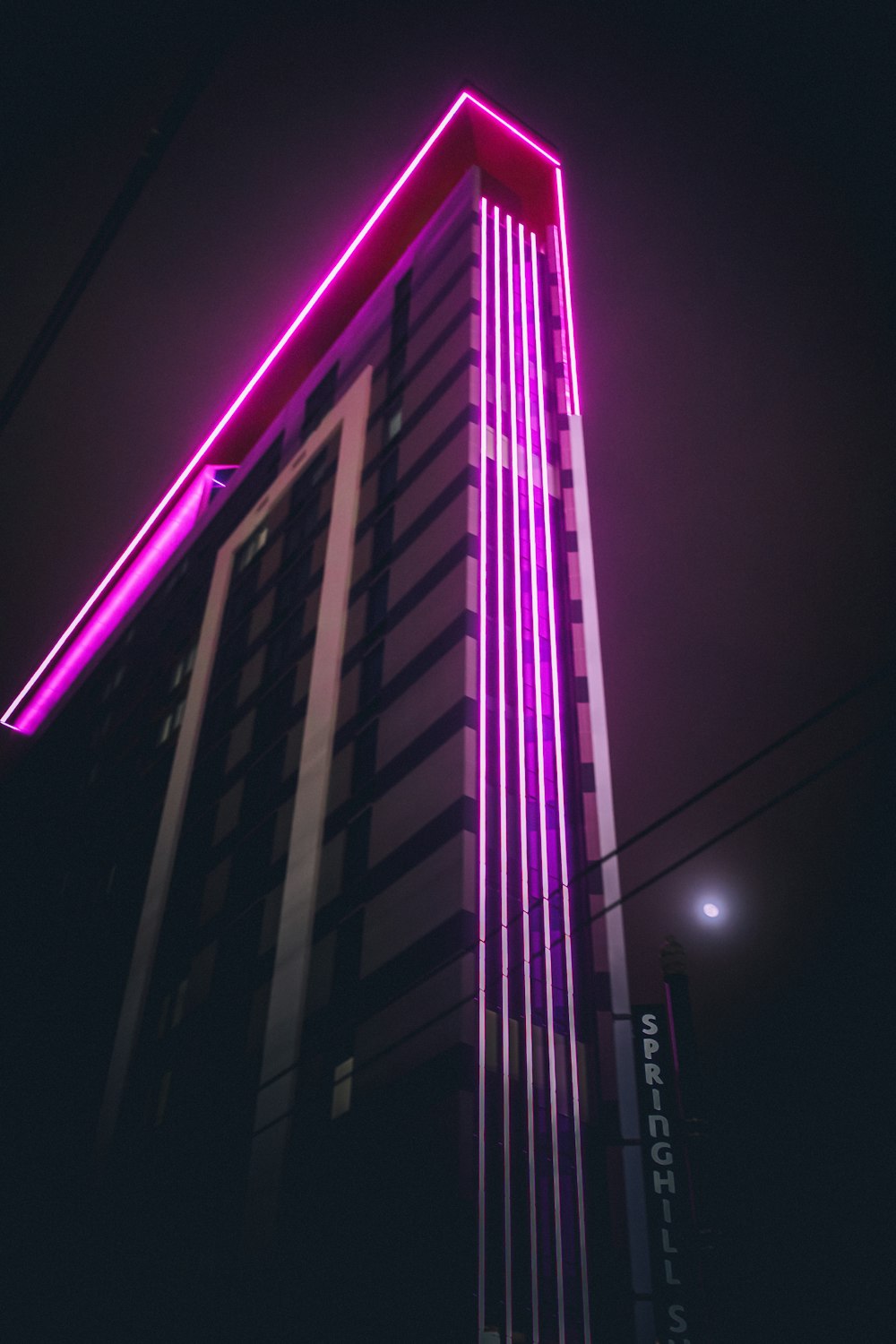 Edificio de luz púrpura