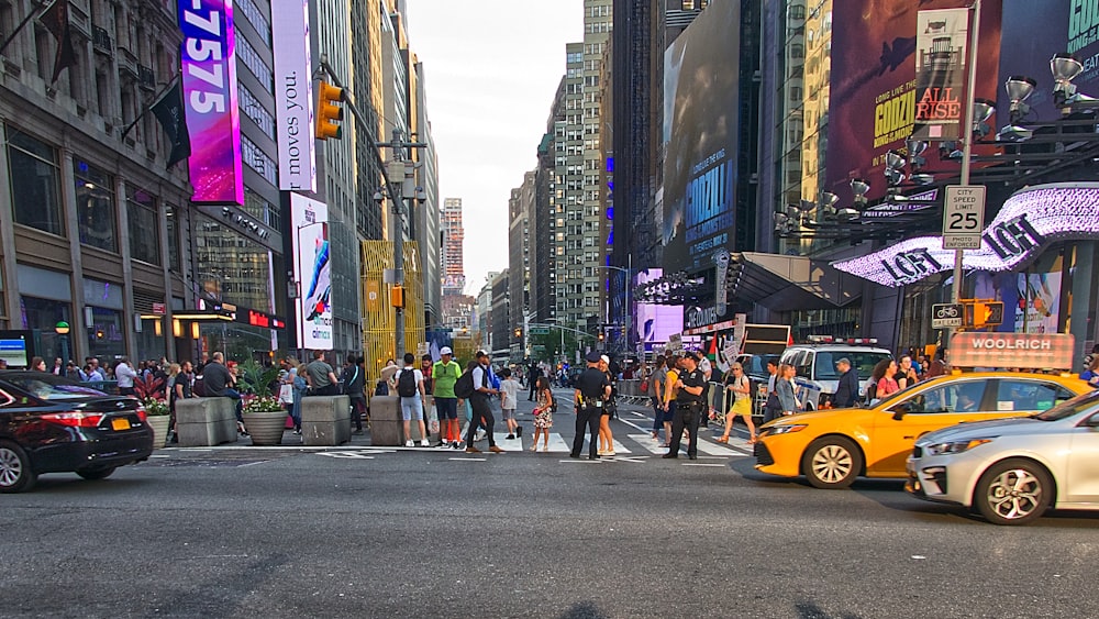 a busy city street filled with lots of traffic