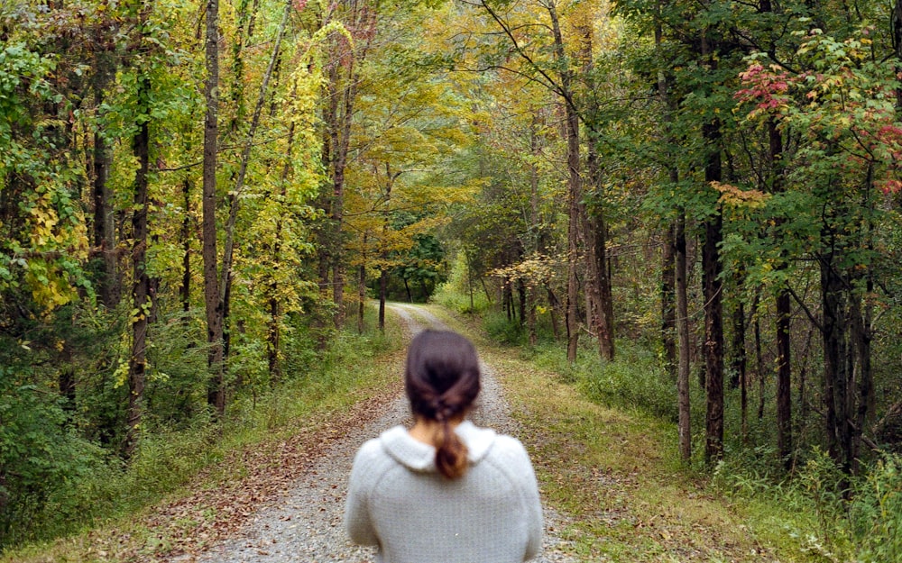 donna in piedi vicino agli alberi