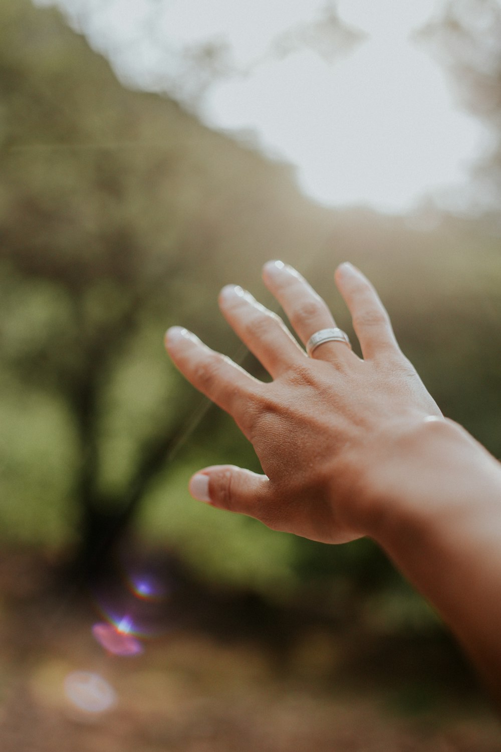 person right hand wearing silver band ring