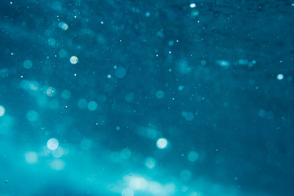 Una foto borrosa de agua con burbujas