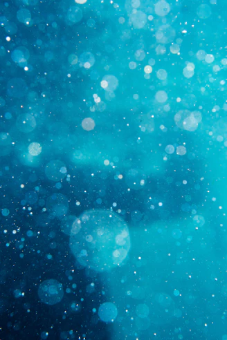 a blurry photo of water with bubbles