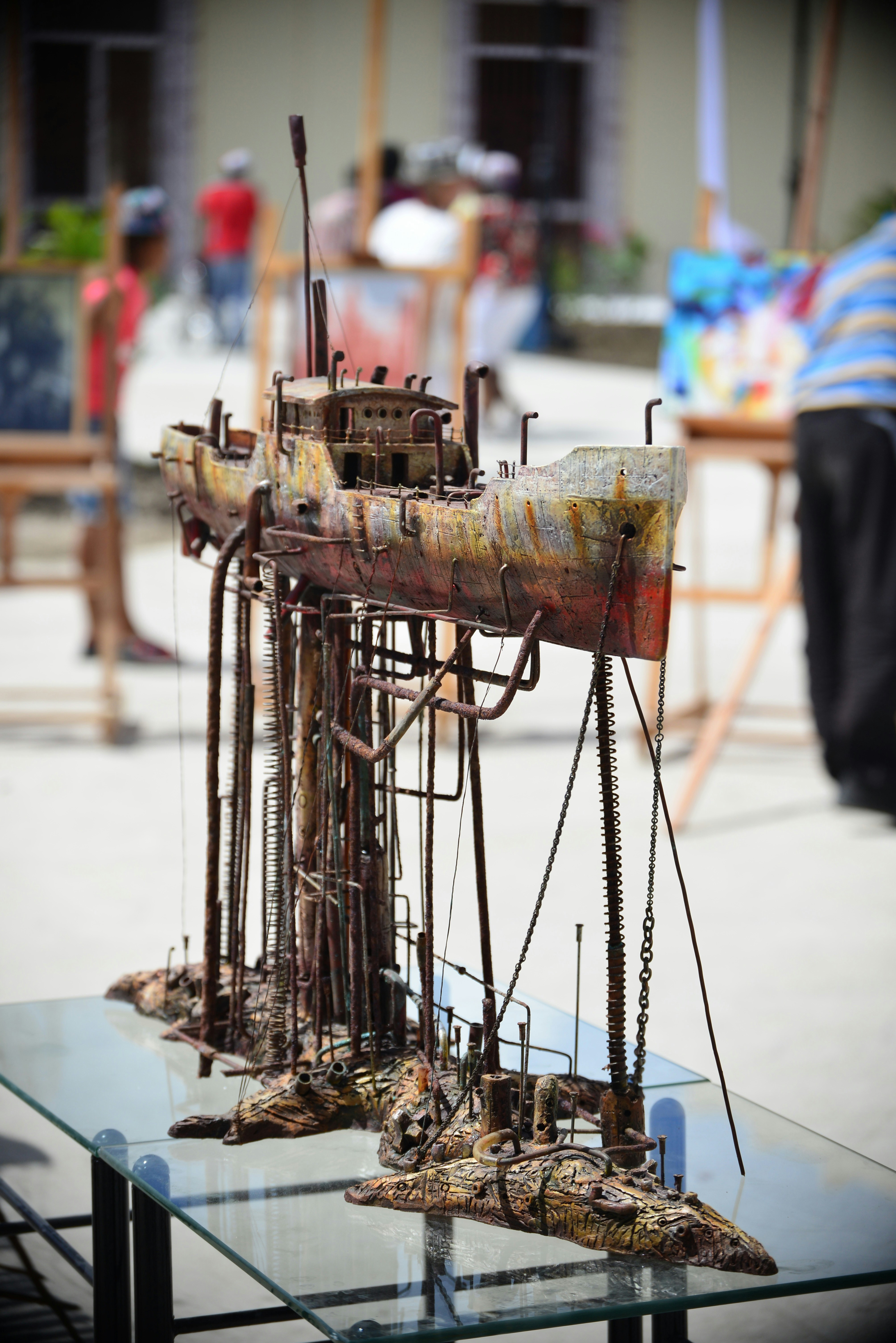 miniatur kapal coklat