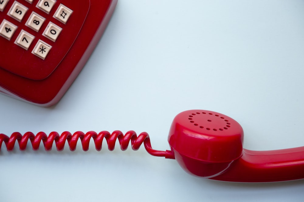 telefono di casa con filo rosso