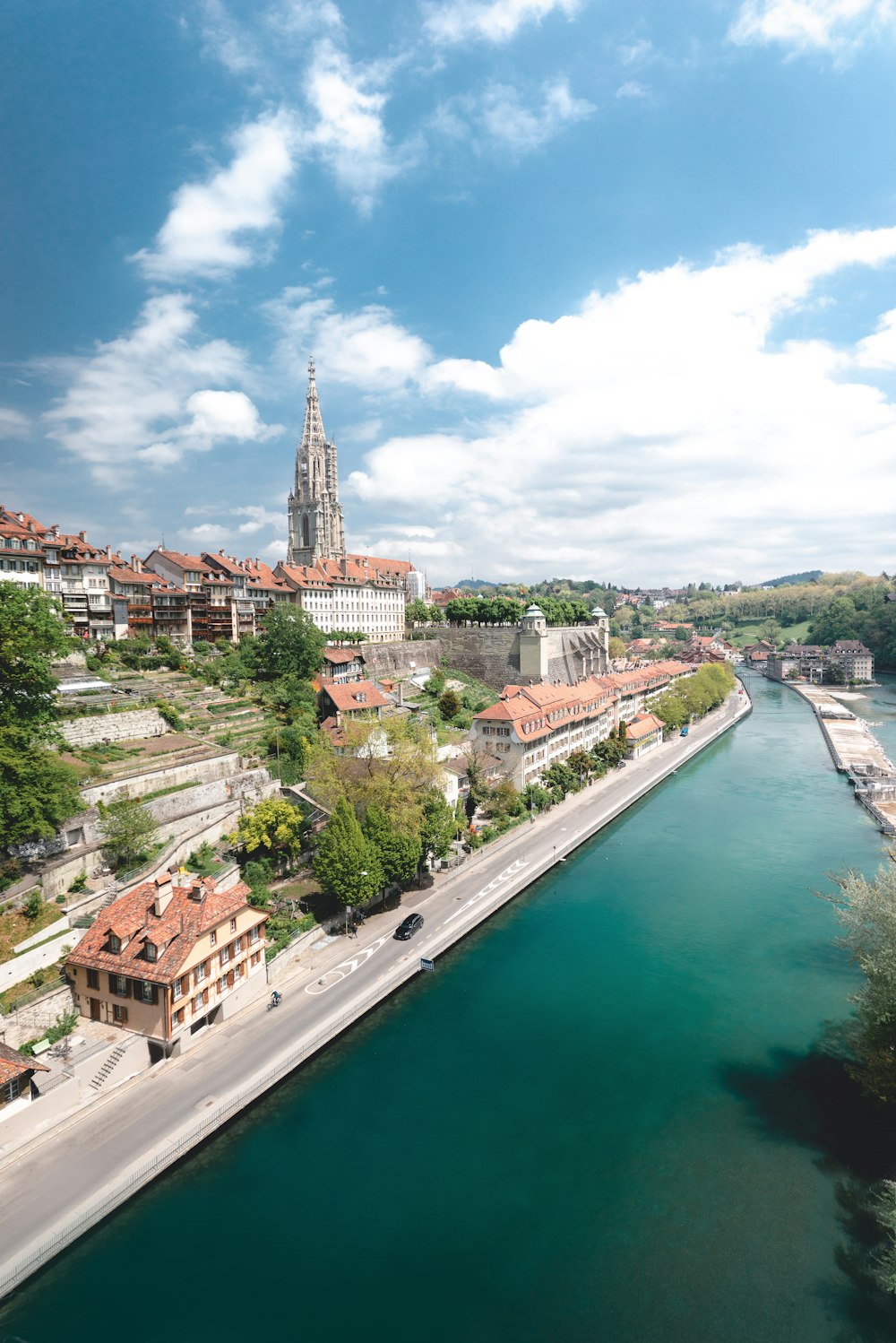 Beigefarbenes Betonhaus in der Nähe eines Gewässers