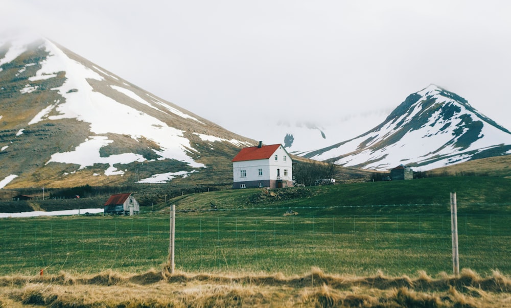 white house near mountains