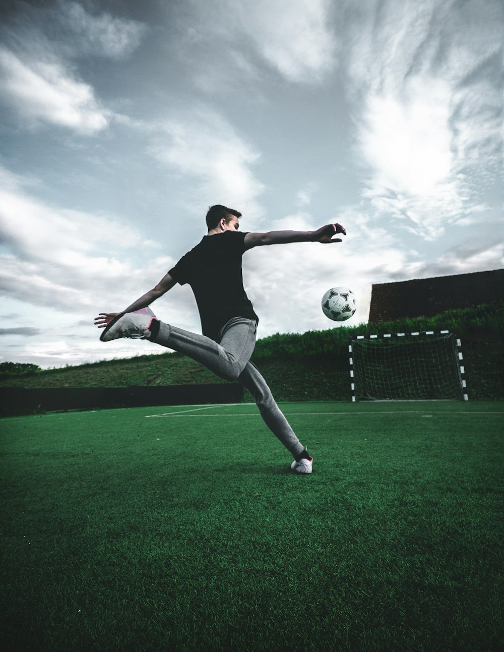 hombre jugando al fútbol durante el día