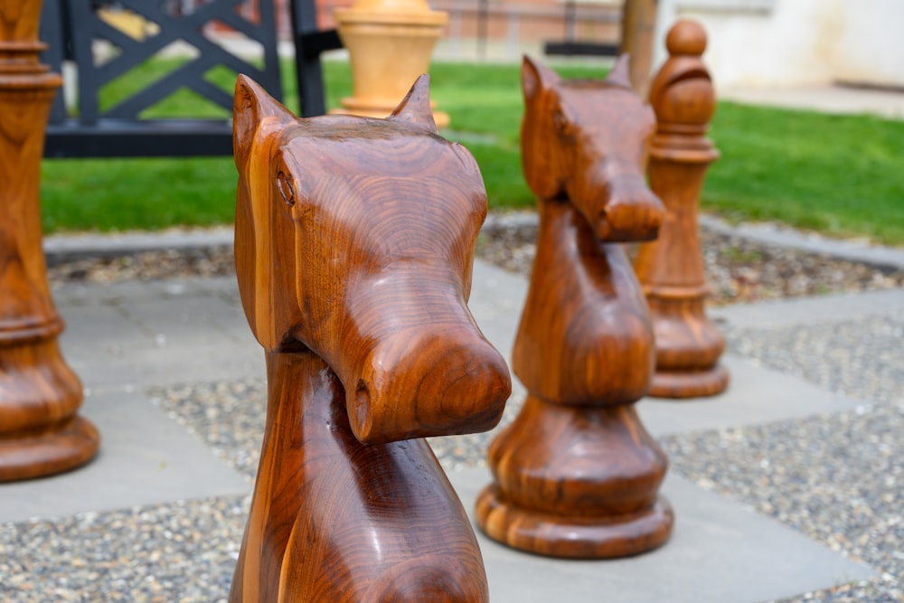 茶色の木製のチェスの駒