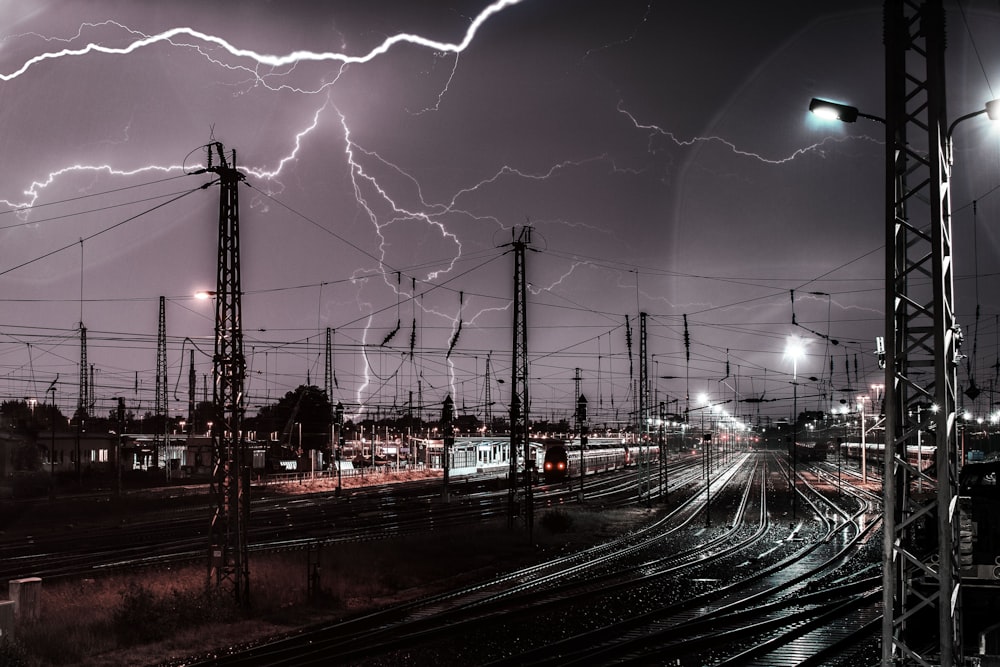 lightning during nightime