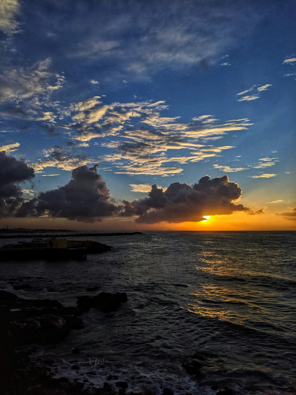 Océano bajo el cielo nublado durante la hora dorada