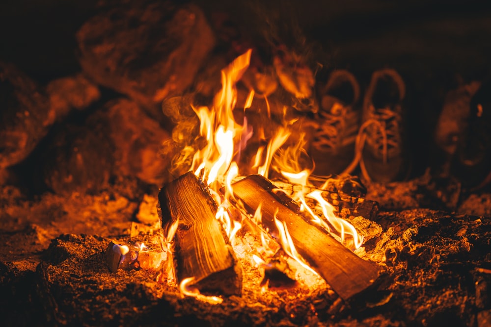 queima de madeiras durante a noite