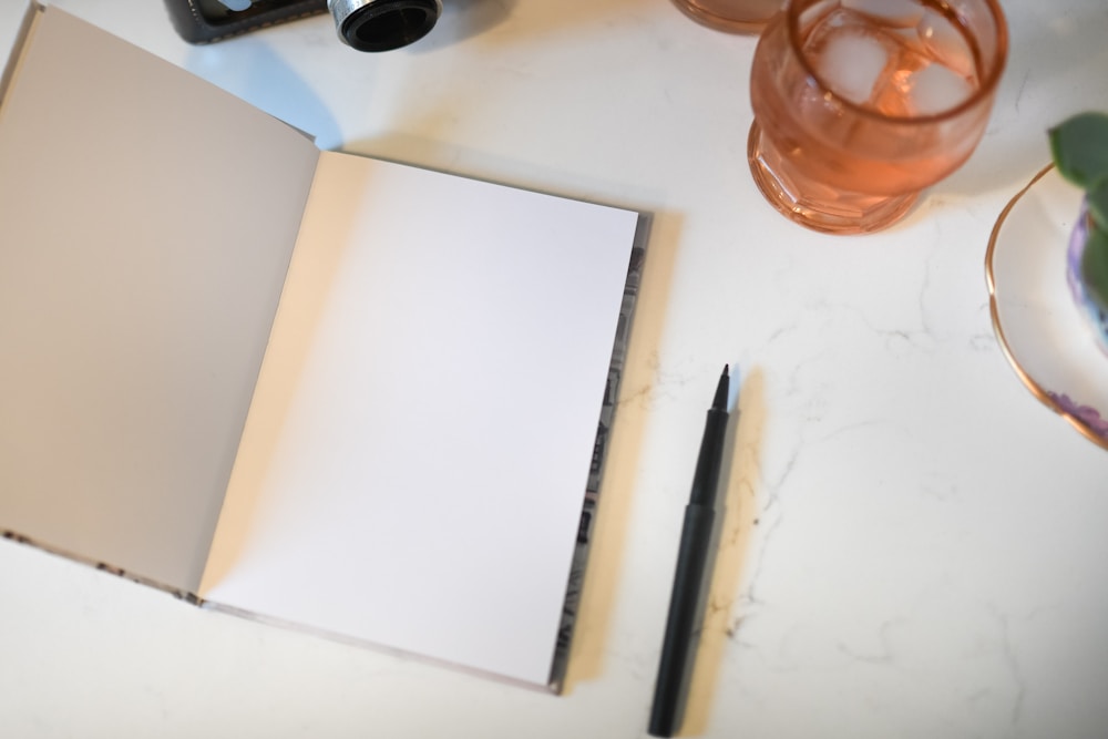 Carnet ouvert et stylo posés sur un bureau pour la tenue du registre SST en entreprise