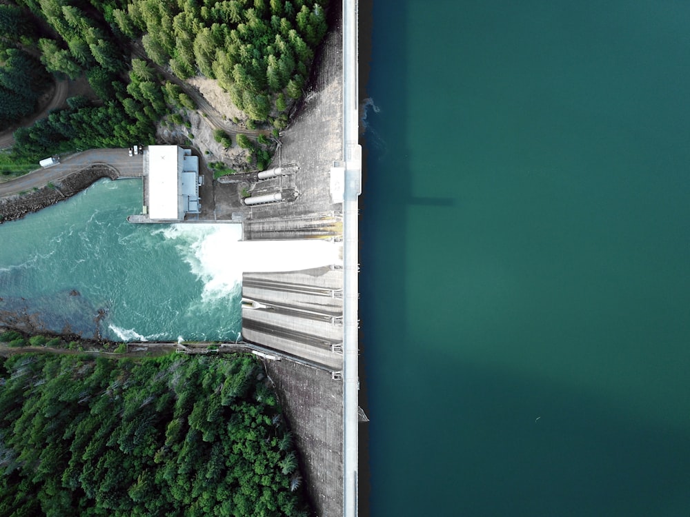 Fotografía aérea de un cuerpo de agua