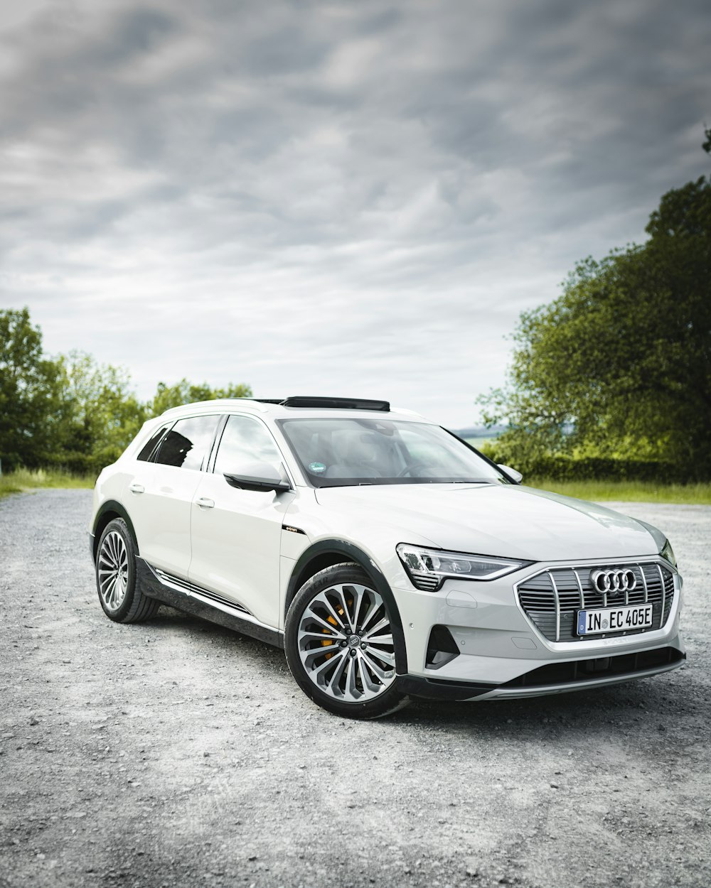 Audi sedán blanco en carretera de cemento