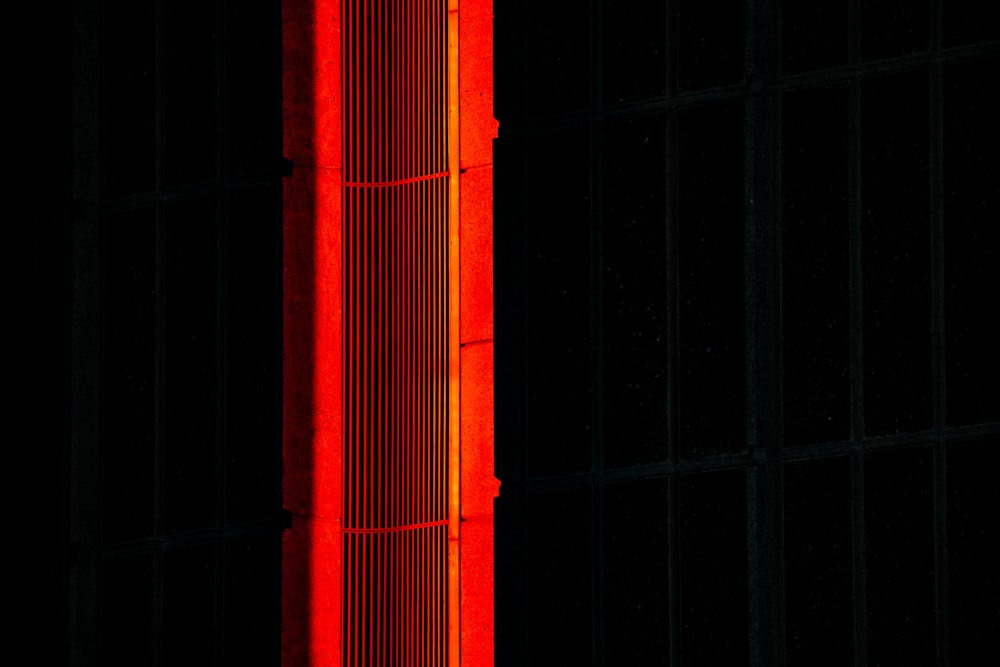 側面に赤いライトが付いた高層ビル