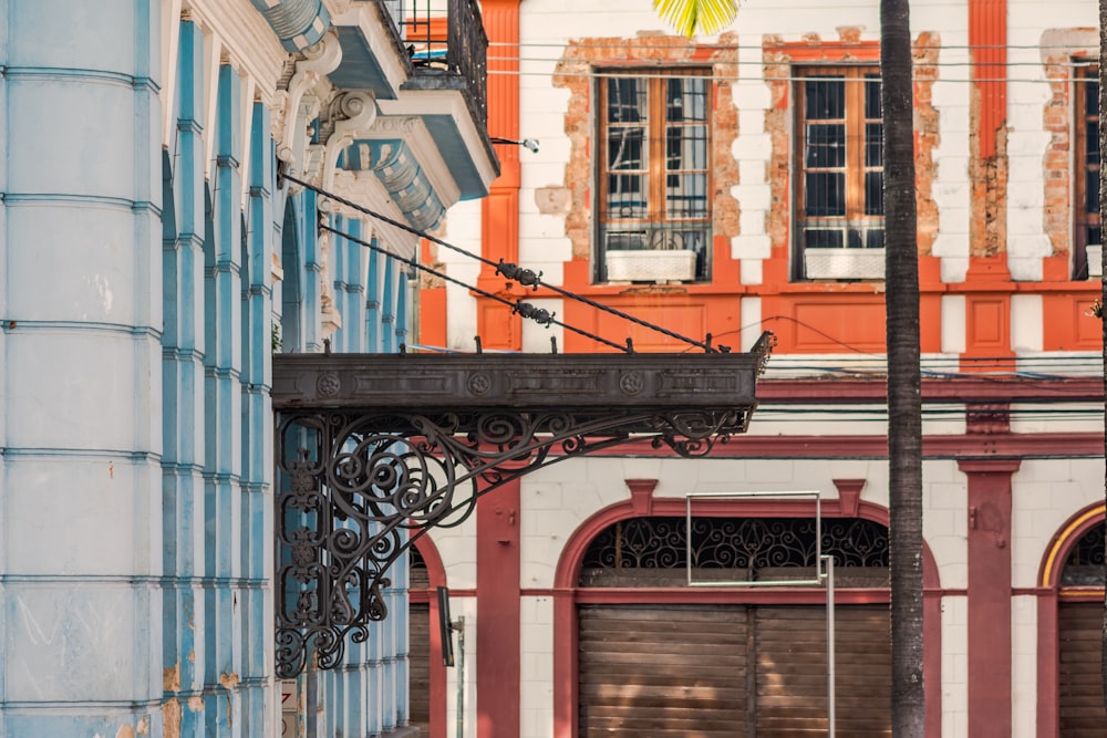 Edificio de hormigón blanco y rojo cerca de edificio de hormigón gris