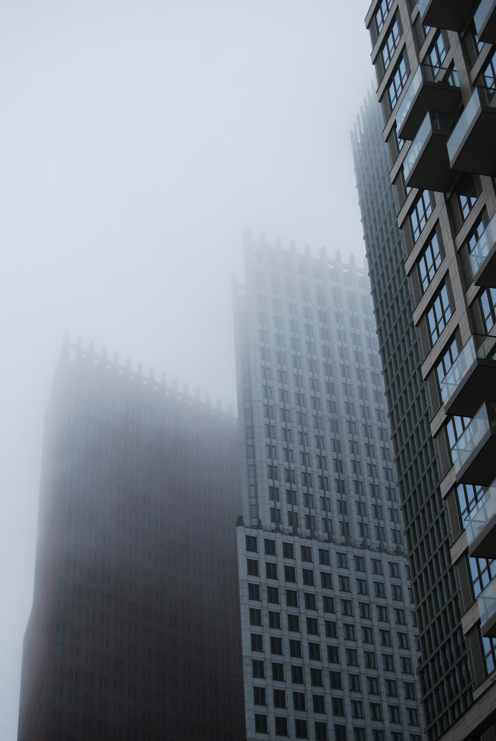 霧の季節に高層ビルが立ち並ぶ街