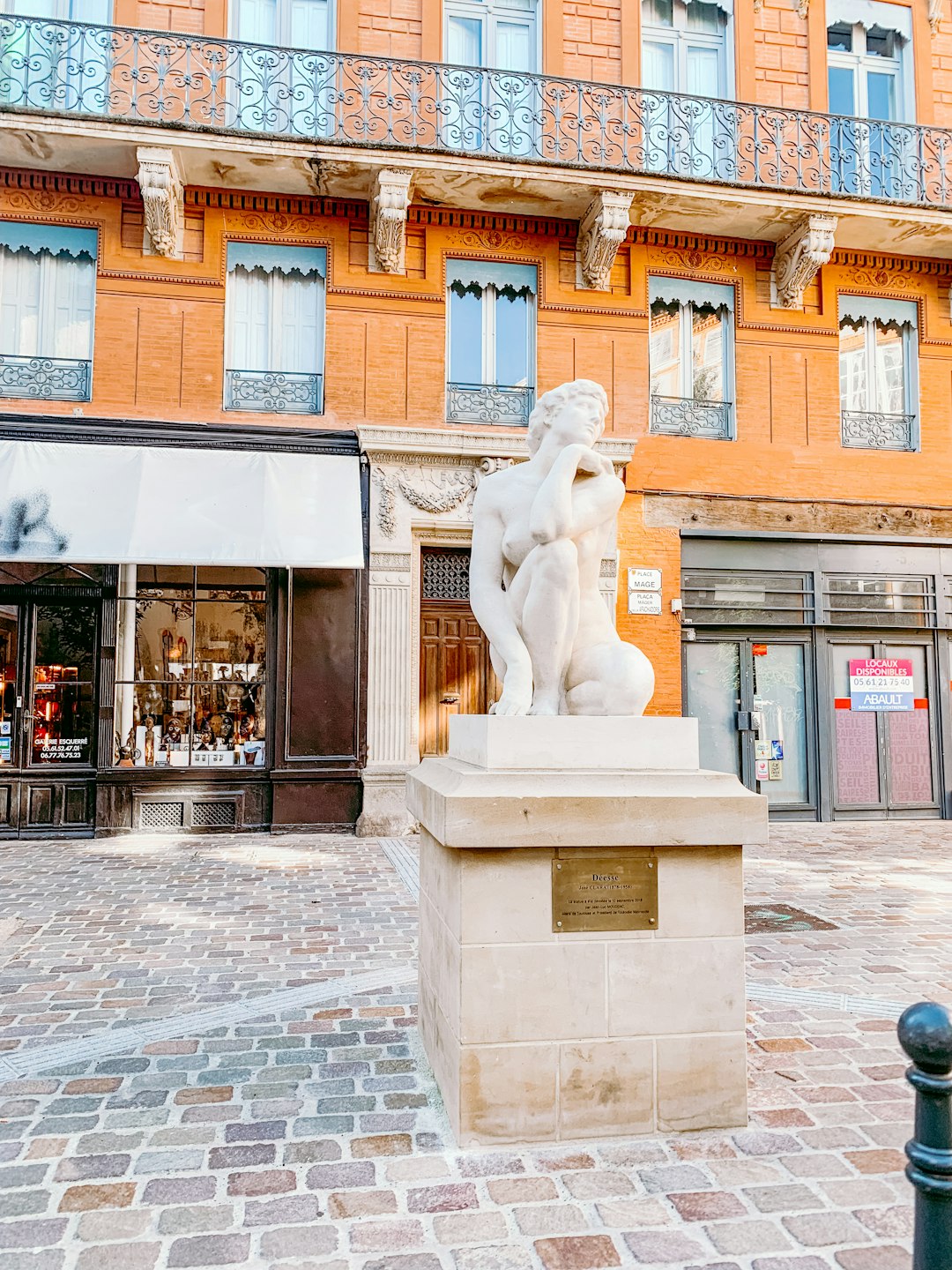 nude woman statue in courtyard