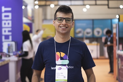 Sharl Noboa presenting oceanographic data during the exhibition conference.