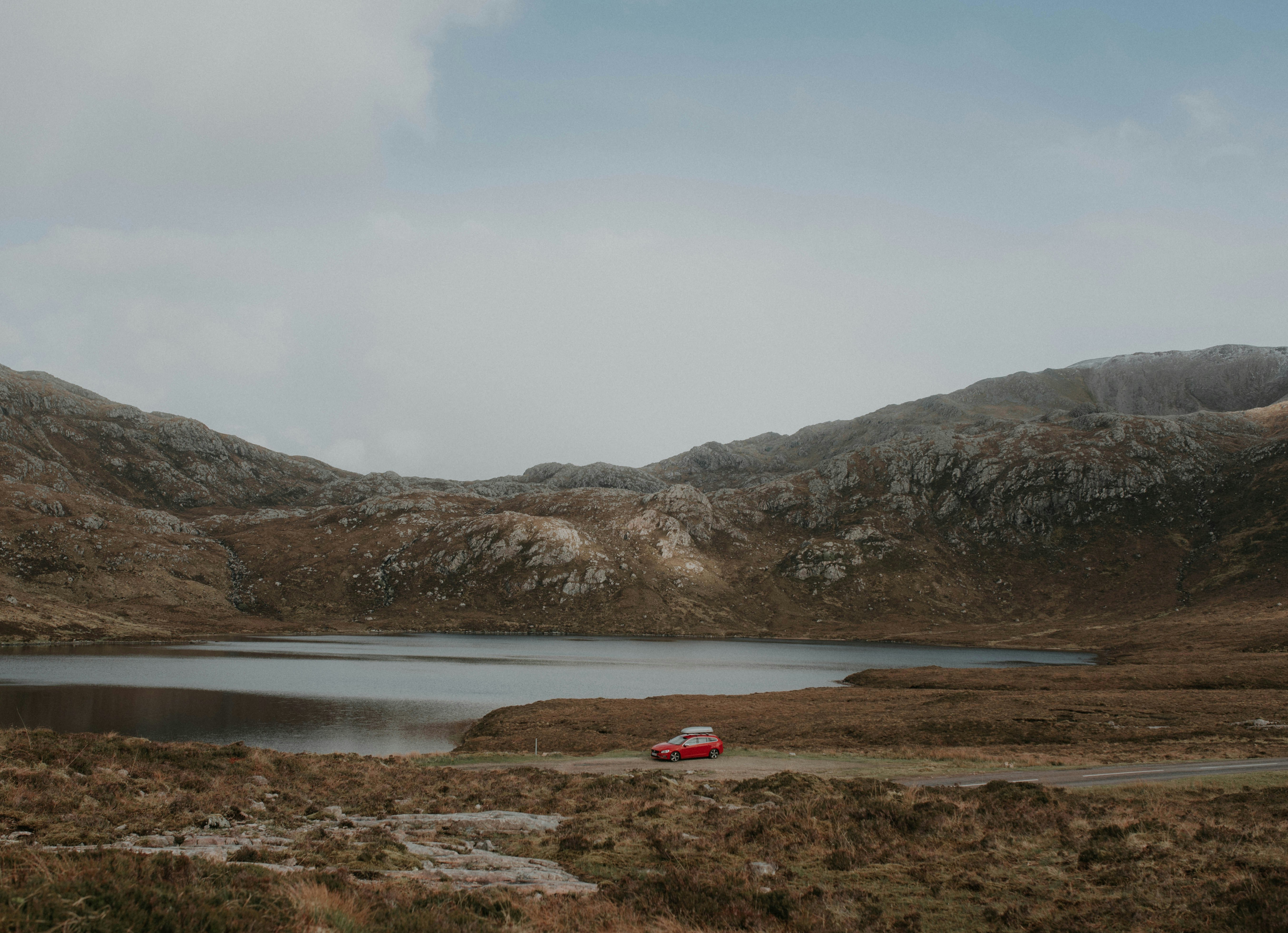 Vehículo rojo en carretera