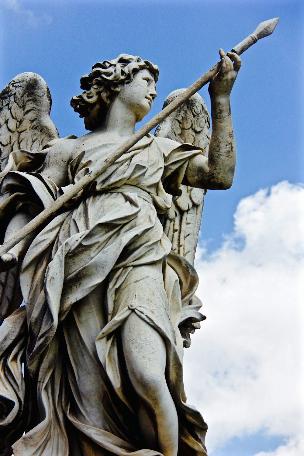 Statua grigia di un angelo