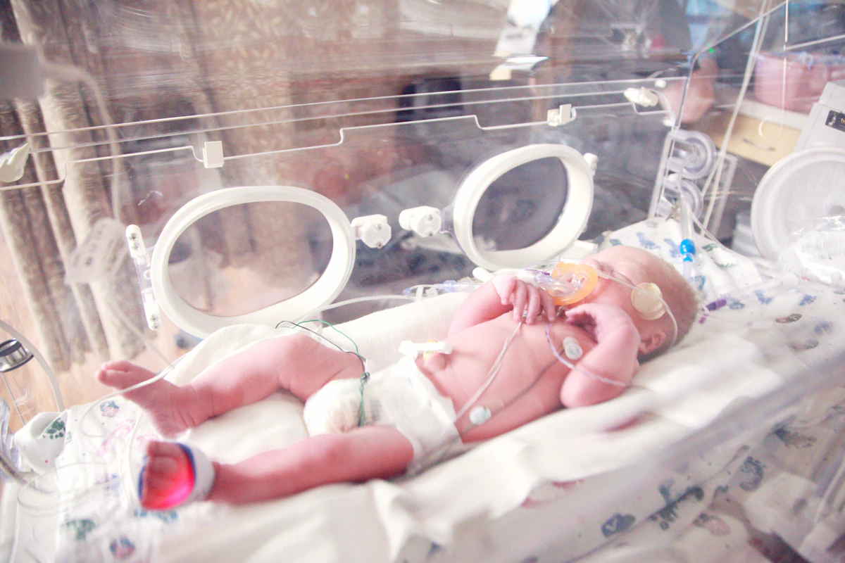Neonatóloga revisando a un recién nacido en Barranquilla