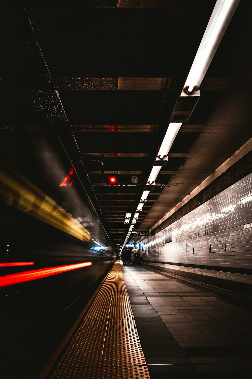 foto urbana di una stazione della metropolitana