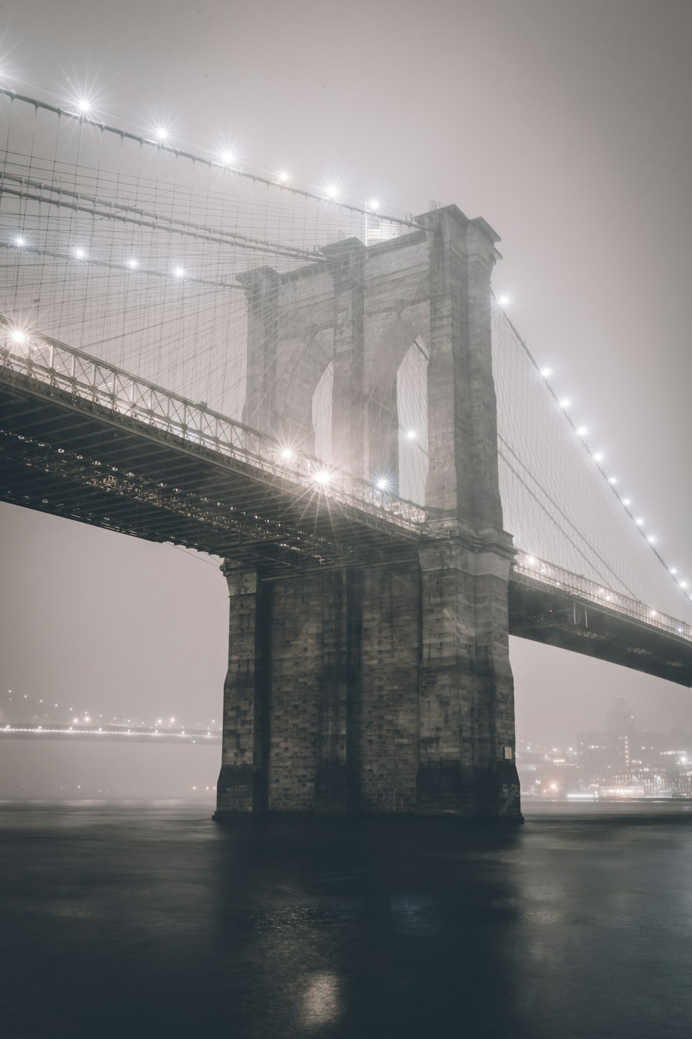 Puente fotográfico en escala de grises