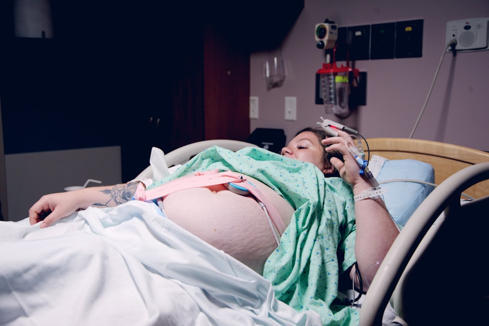 femme allongée dans un lit d’hôpital
