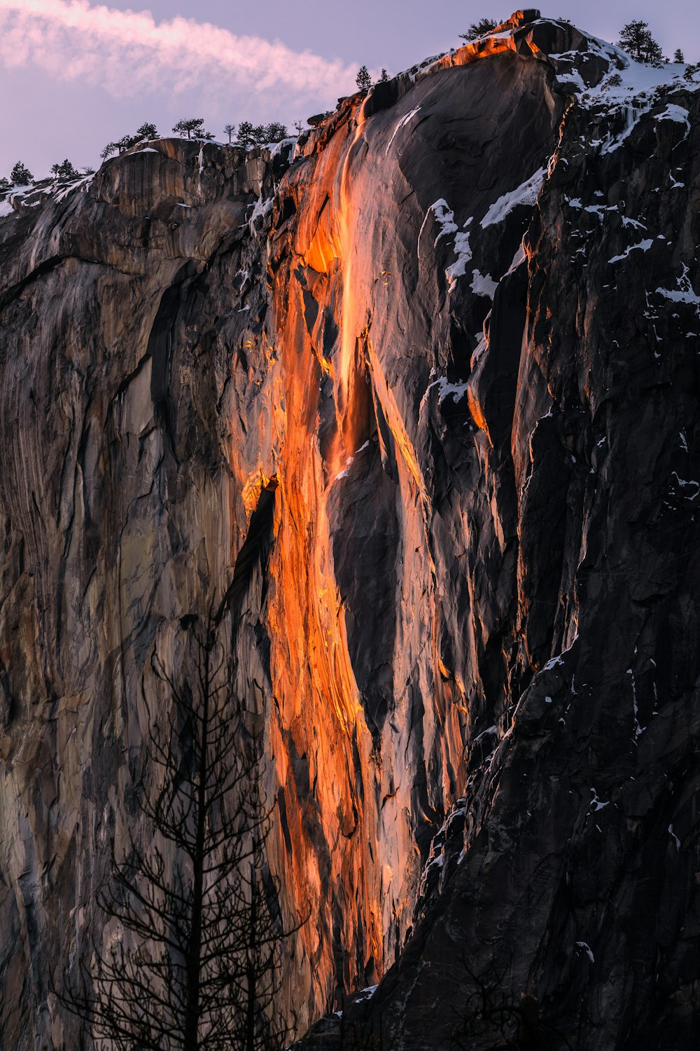 Fotografia de paisagem de penhasco cinza