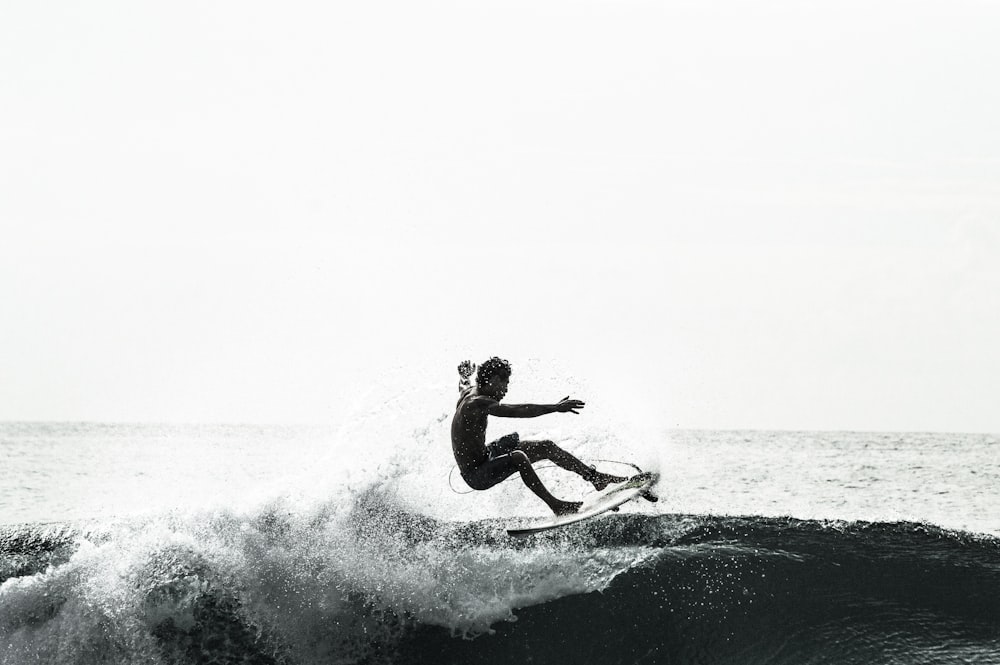 Persona desconocida surfeando