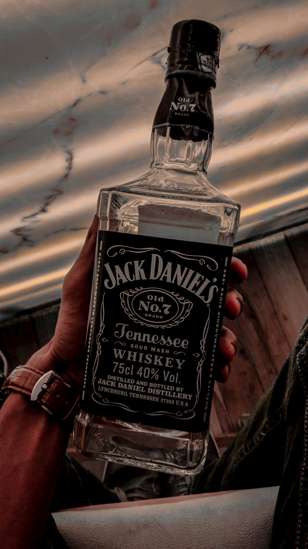 ジャック ダニエルのボトルの横にある空のカップの写真 Unsplashで見つけるオランダの無料写真