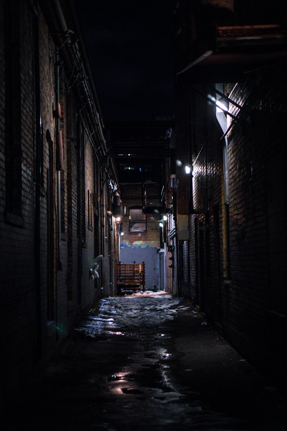 Rue en béton gris au milieu des maisons