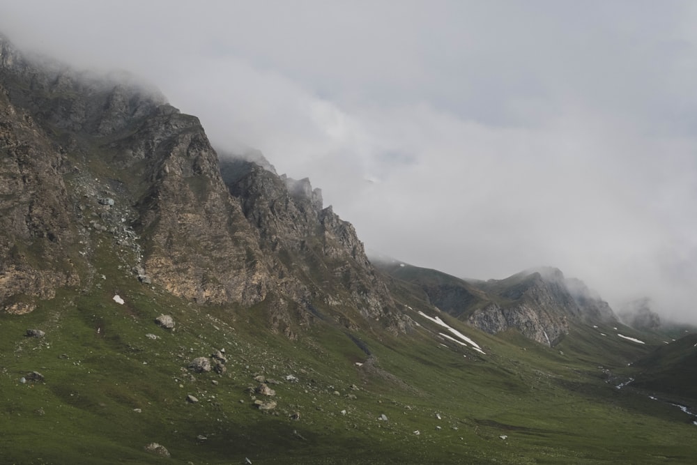 fotografia di paesaggio della montagna verde e marrone