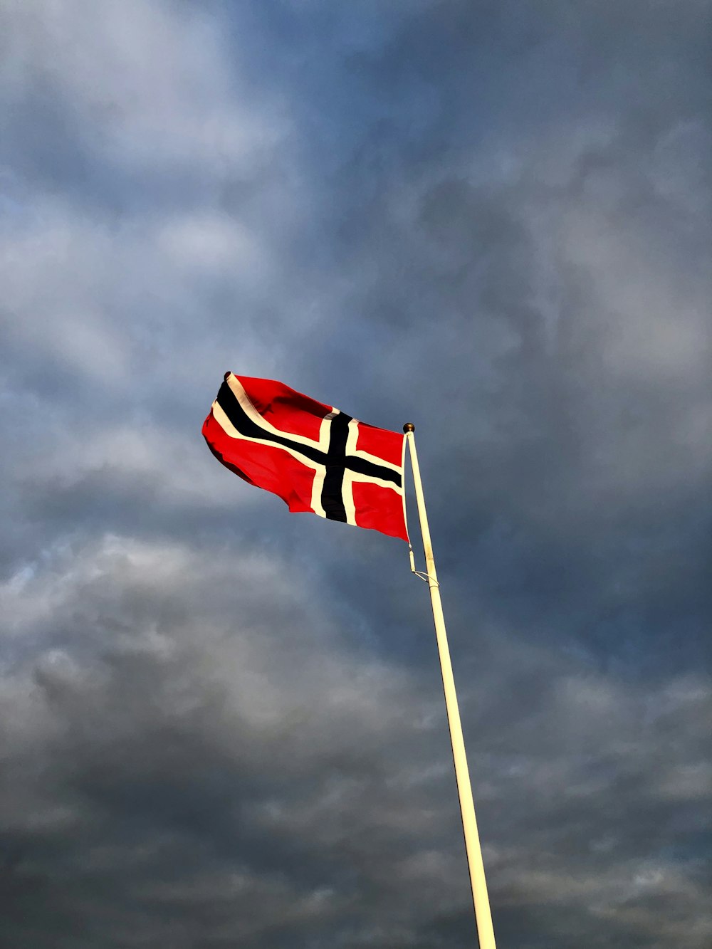 Bandera roja y negra