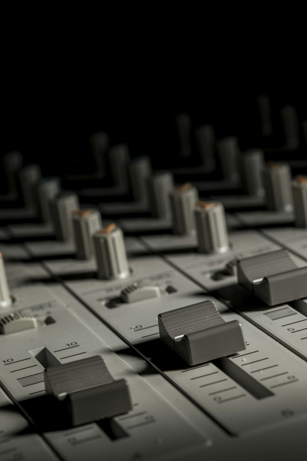 mixer de áudio cinza