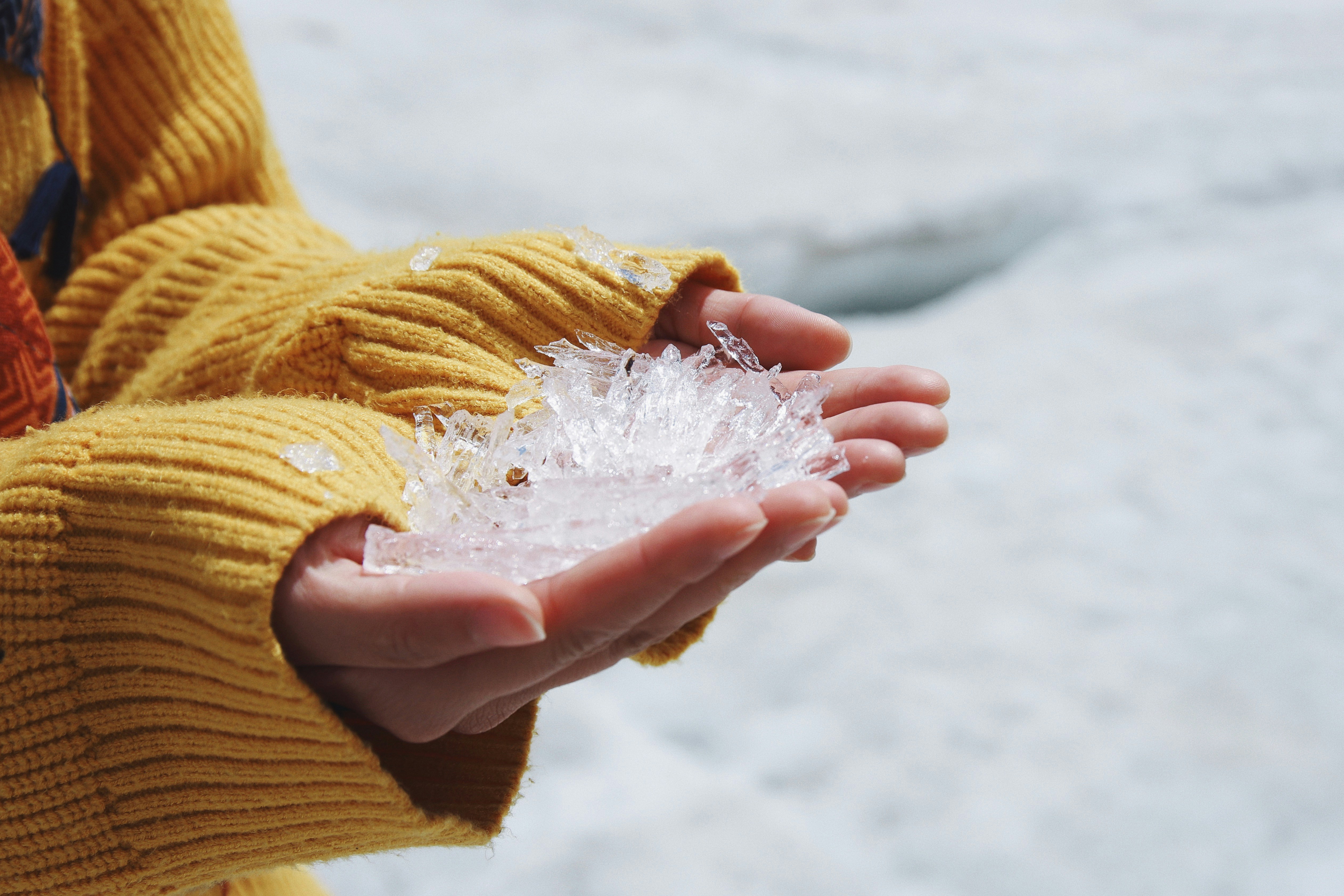 손에 핸드크림 바르는 모습