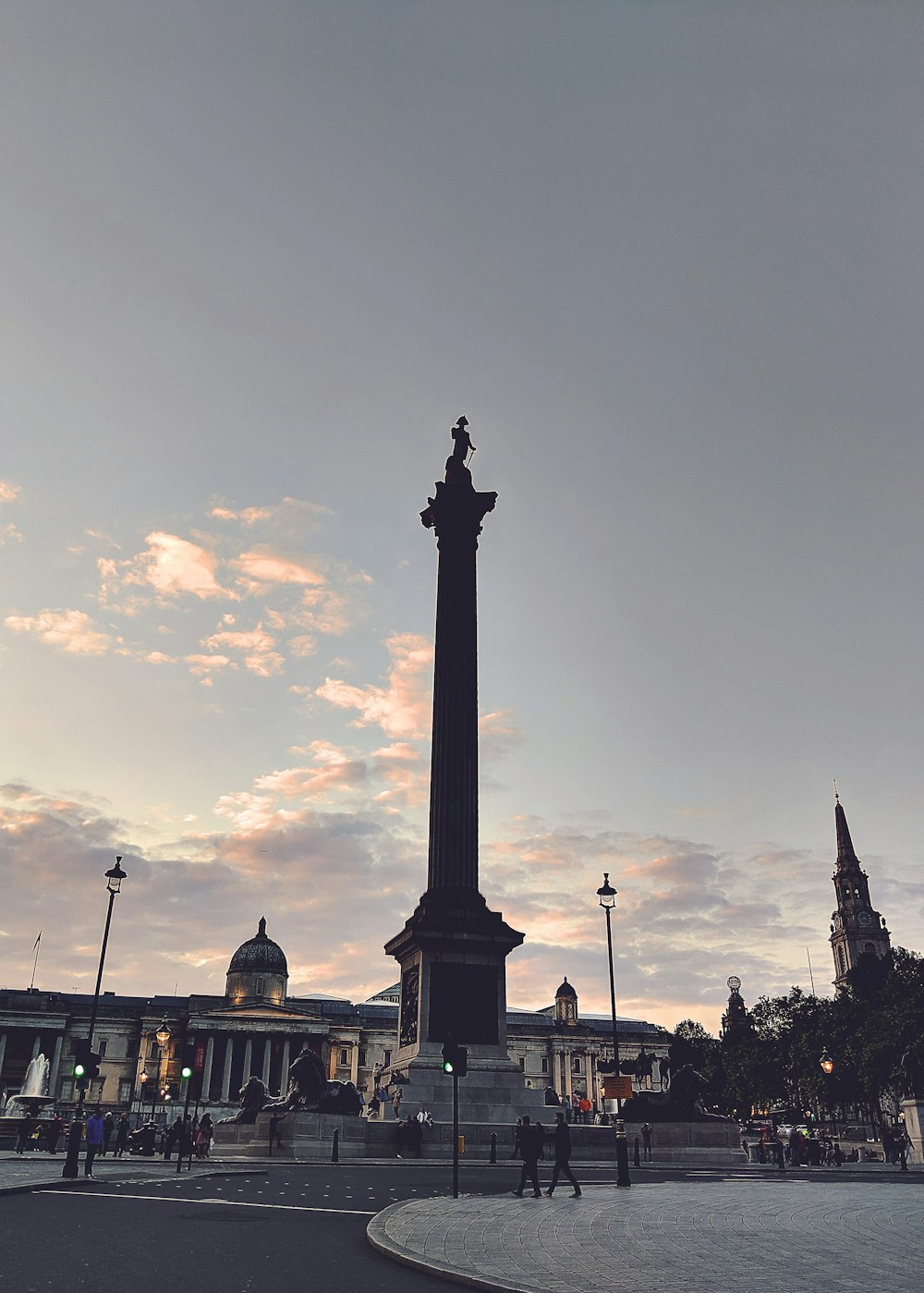 Edificio de hormigón gris durante el día