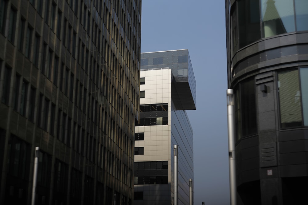 Un edificio alto junto a otro edificio alto