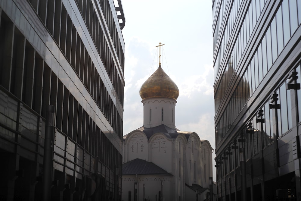 eine Kirche mit einem Kreuz auf der Spitze