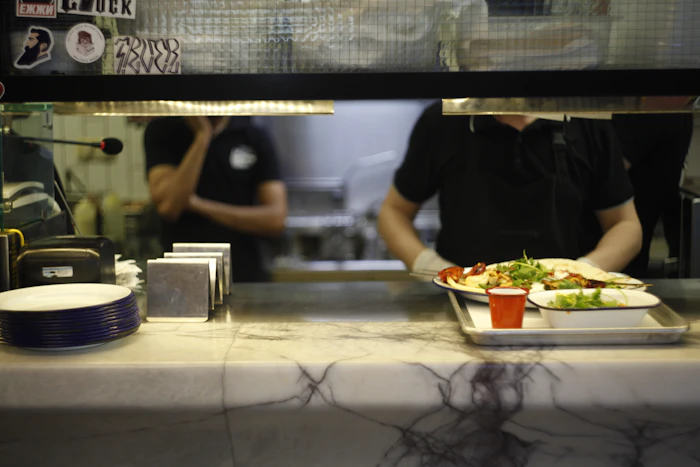 Profesional de coordinación revisando un servicio de comedor