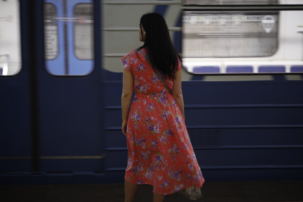 mujer de pie frente al tren