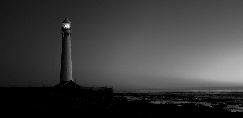 Foto en escala de grises del faro