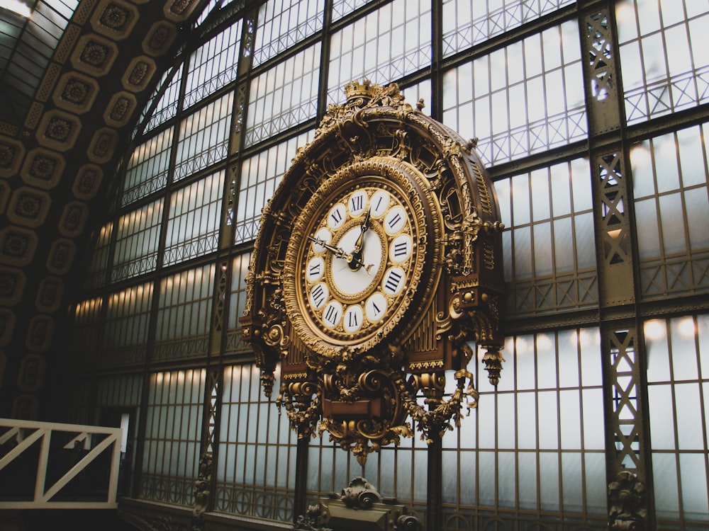 Horloge murale analogique ronde marron