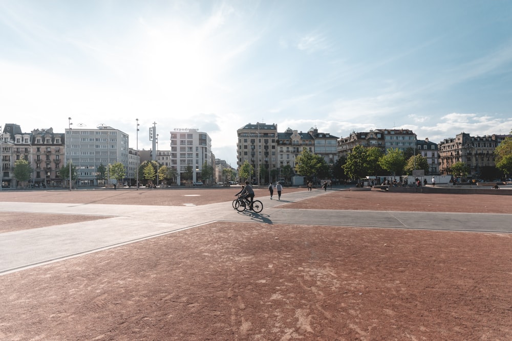 personne faisant du vélo de ville