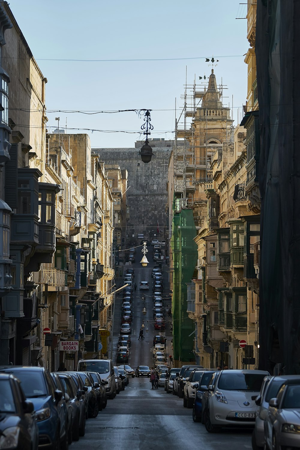 foto urbana de uma rua da cidade com carros estacionados