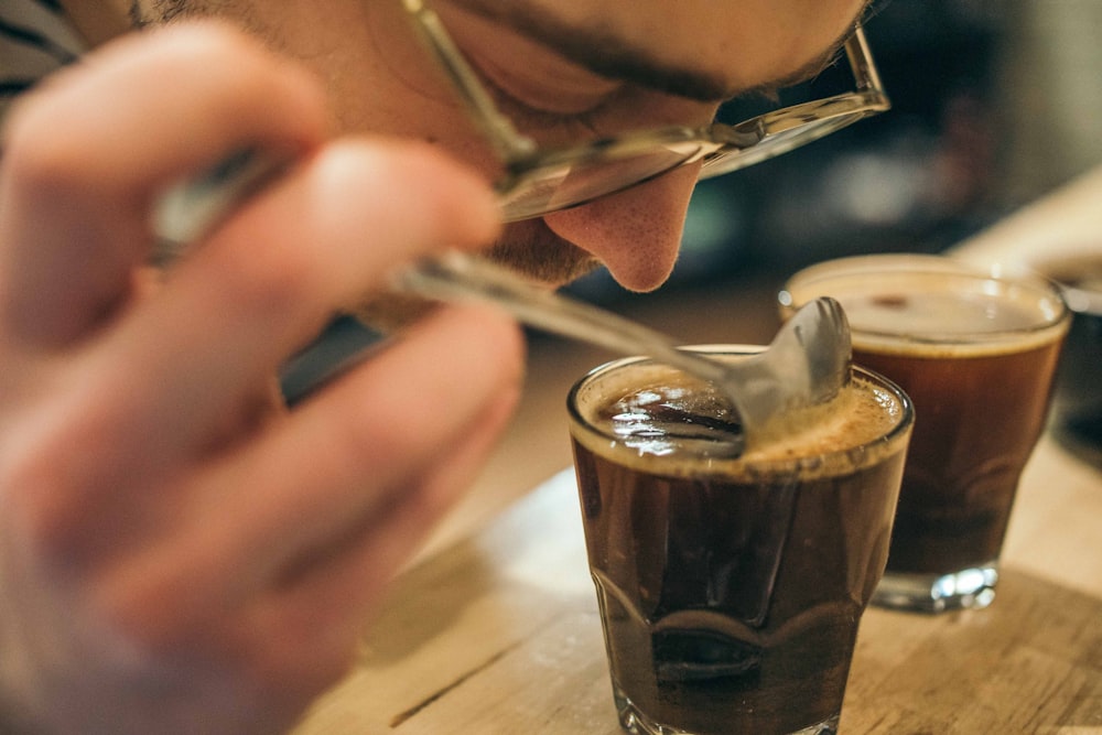 verre à boire clair sur une surface en bois brun