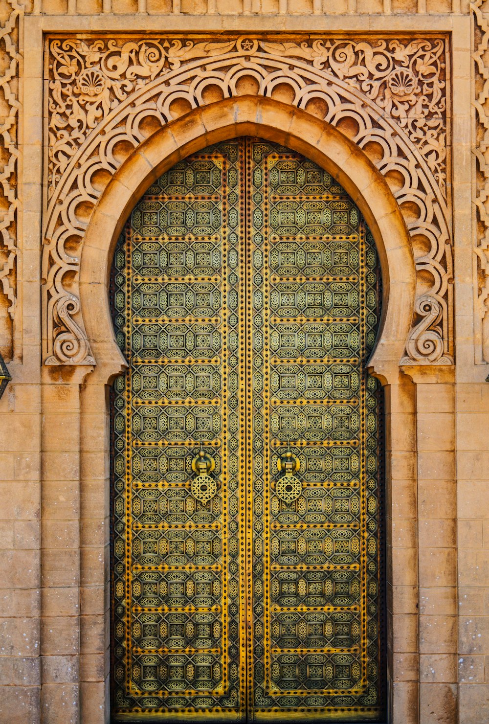 Fotografía de primer plano de puerta cerrada durante el día